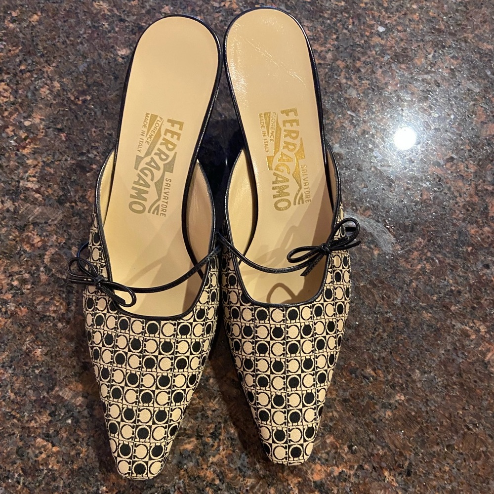 Salvatore Ferragamo ~ size 7.5 box included